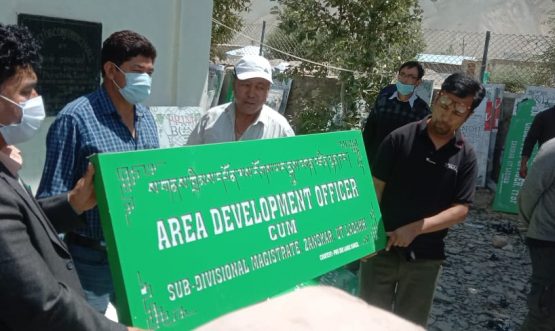 EC Punchok Tashi distributes sign boards at Padum (1)