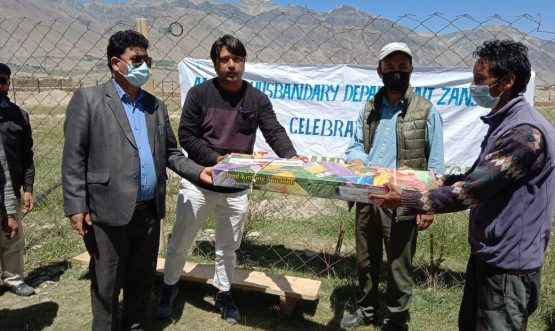 Azadi Ka Amrit Mahotsav EC Punchok Tashi distributes handloom equipments among SHGs of Yak products at Zanskar (2)