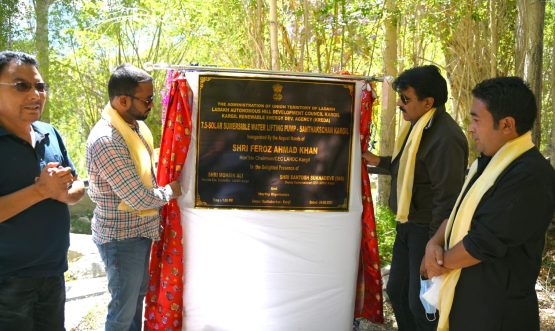 CEC Feroz Khan inaugurates two 7.5 HP solar submersible water lifting pumps at Santakschan, Dargo (3)