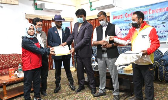 CEC Feroz Khan felicitates participants of 14 days basic ski course (1)