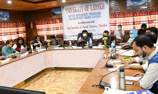 CEC Khan inaugurates faculty development programme organised by UoL, TISS in Kargil (3)