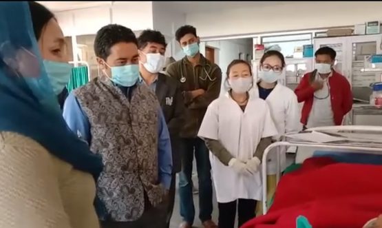 EC Mohsin takes stock of healthcare facilities at CHC Padum (3)