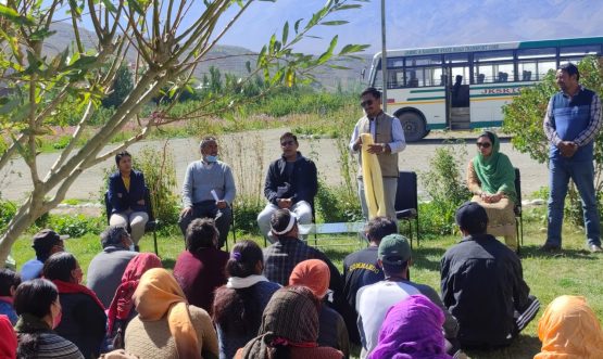 Councilor Shargole flags off progressive farmers for exposure visit to Leh (3)