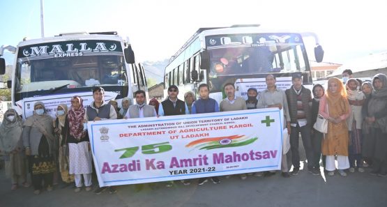 EC Mohsin Ali flags off 7-day visit of female farmers to Kashmir (4)