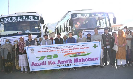 EC Mohsin Ali flags off 7-day visit of female farmers to Kashmir (4)