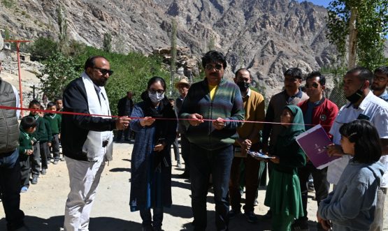 CEC Feroz Khan inaugurates various projects related to rural education by 17000 ft Foundation, SEMOK at Gargardo, Darchiks (5)