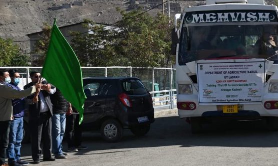 EC Mohsin Ali flags off progressive farmers for exposure tour to J&K UT (1)