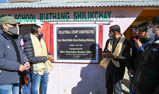 Secretary Ravinder inaugurates volleyball, basketball court at Kargil (2)
