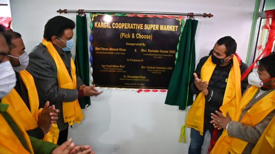 CEC Feroz Khan inaugurates Super Bazar Cooperatives ‘Pick and Choose’ at main bazaar Kargil (1)
