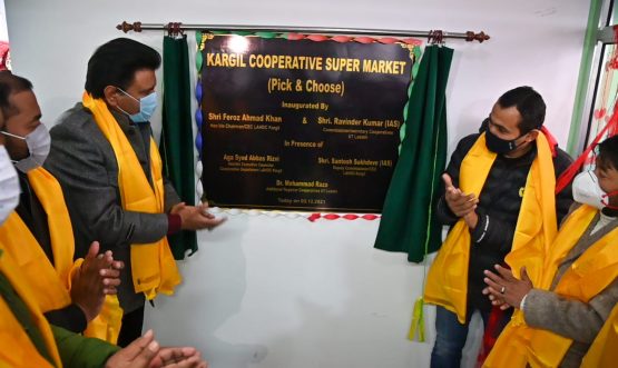 CEC Feroz Khan inaugurates Super Bazar Cooperatives ‘Pick and Choose’ at main bazaar Kargil (1)