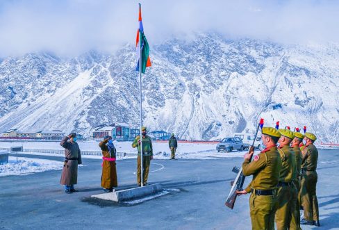 EC Razvi unfurls tricolour at Council Secretariat Kargil (1)