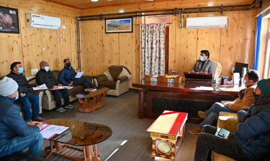 CEC Feroz Khan reviews COVID-19 situation in Kargil (2)