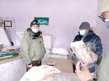 SDM Zanskar conducts market checking at Padum (2)