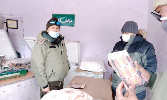 SDM Zanskar conducts market checking at Padum (2)