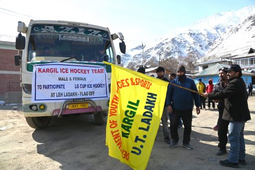 Acting CEC flags off Kargil Ice Hockey teams for LG Ice Hockey Championship (4)