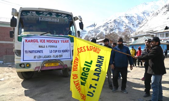 Acting CEC flags off Kargil Ice Hockey teams for LG Ice Hockey Championship (4)