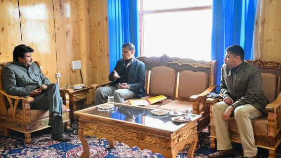 CEC Feroz Khan, CE Vijayak discuss BRO projects in Kargil (1)