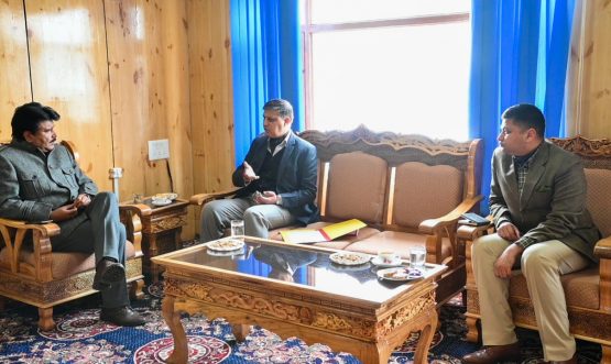 CEC Feroz Khan, CE Vijayak discuss BRO projects in Kargil (1)