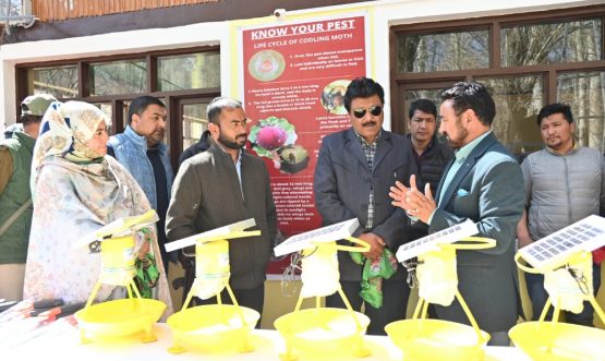 CEC Feroz Khan launches codling moth management program at Karkitchoo (6)