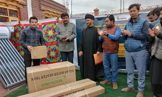 CEC Feroz Khan distributes renewal energy systems, devices to beneficiaries of Chiktan Constituency (4)