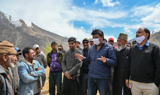 CEC Feroz Khan inspects functioning of schools at Kaksar (3)