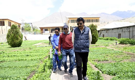 CEC Feroz Khan inaugurates distribution of vegetable seedlings for farmers (3)