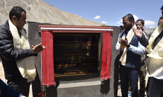 Secretary Ravinder visits Kargil, takes stock of development projects (7)