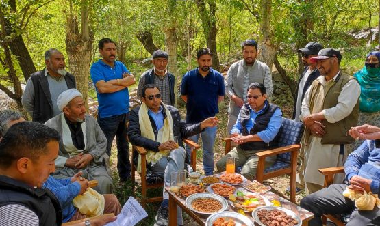 Secretary Ravinder visits Solar Water Pump Chanigund installed by KREDA (3)