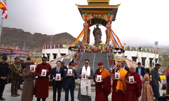 Hon’ble Union Minority Affairs Minister Kiren Rijiju unveils statue of 19th Gyalsras Bakula Rinpoche in presence of Hon’ble Lt Governor Brig (Dr) BD Mishra (Retd) and CEC LAHDC Leh Adv Tashi Gyalson