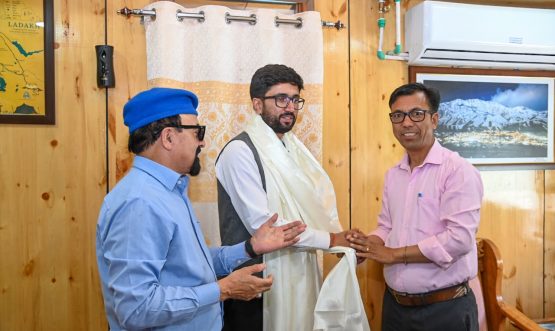 CEC Dr Jaffer welcomes new Deputy Commissioner Kargil, Rakesh Kumar (IAS).