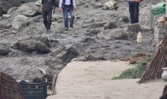 Flash Flood in Stakpa Nalla; SDM Sankoo Orders Urgent Restoration Measures.)