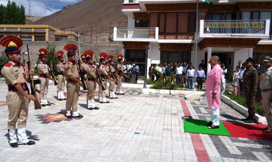 Hon’ble Lt Governor Shri Kavinder Gupta meets HoDs, various delegations at Khaltse.