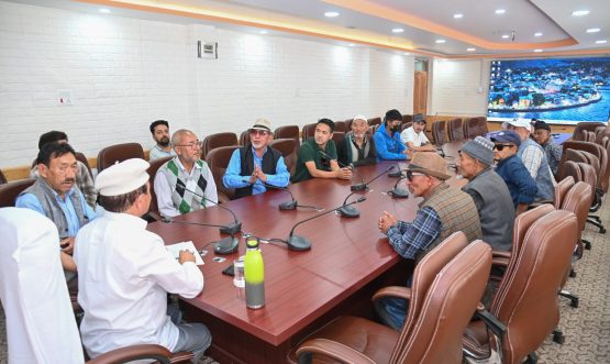Delegation from Chortanchan Hagnis Calls on CEC Kargil, Seeks Medical Aid Centre.