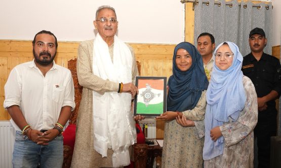Team Stringmo members present handmade painting to Hon’ble LG Gupta