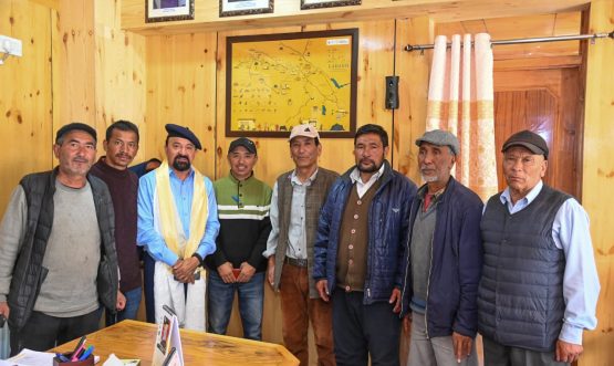 Stakchay Khangral delegation calls upon CEC Kargil Dr Jaffer Akhoon.