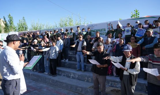 Secretray HUDD Ladakh Leads Swachhata Campaign at Karzoo Pond.