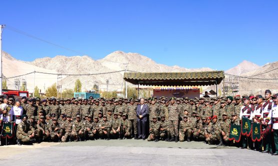 LG Kavinder celebrates Diwali with Army jawans.
