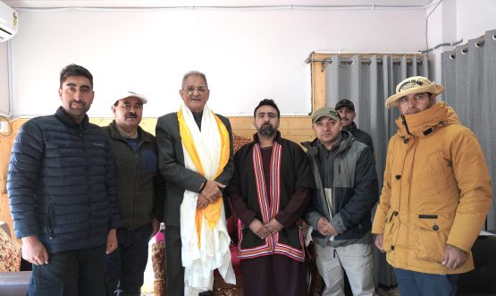 Delegation from Darchik Garkon calls on LG Kavinder.