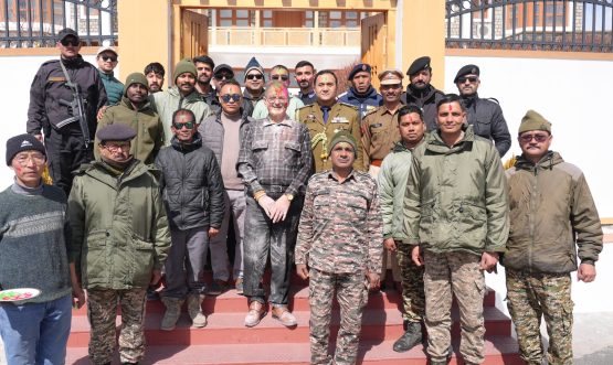 LG Kavinder Gupta celebrates Holi with Army Jawans.