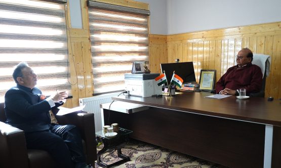 Vinai Kumar Saxena Holds Meeting with Chief Secretary, Orders Plan for 50 Water Bodies in Ladakh