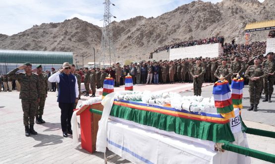 L-G Vinai Kumar Saxena attends funeral of late Col Sonam Wangchuk (Retd) MVC