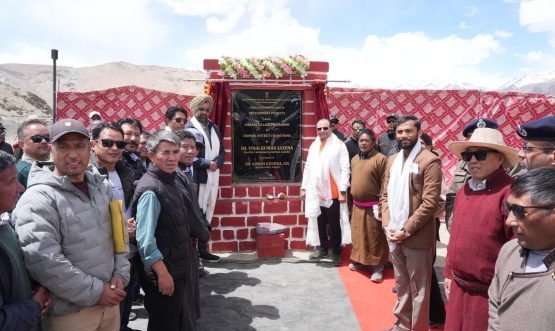 L-G Vinai Kumar Saxena lays foundation stone for the first Model Border Village at Chumur under Vibrant Village Programme.