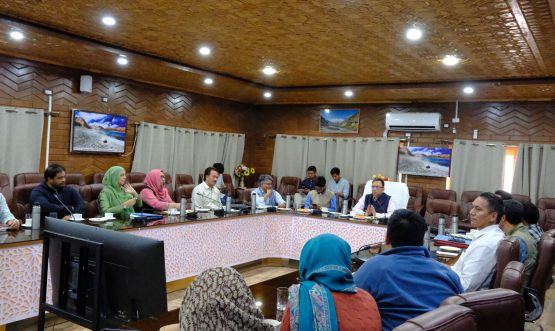 Chief Secretary Ashish Kundra holds interactive session with Kargil entrepreneurs, reviews tourism project proposal.