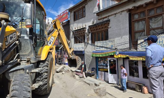 Joint Anti-Encroachment Drive Conducted Along Singey Namgyal Chowk–Airport Road in Leh.