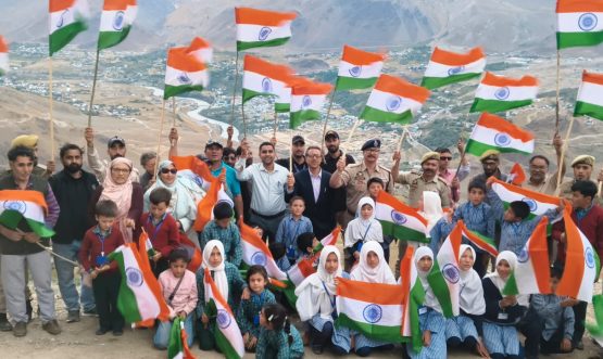 School students visit the iconic Manman Top View Point in Drass for a Har Ghar Tiranga gathering.