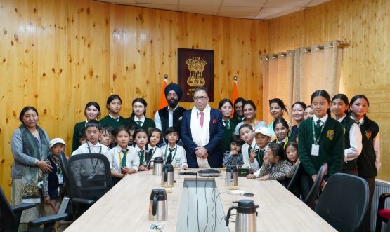 Chief Secretary Celebrates Raksha Bandhan with DPS Students, Encourages Young Minds to Pursue Their Aspirations.