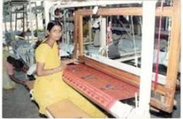 Women weaving paithani