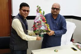 रविभवन नागपूर येथे माननीय मंत्री श्री. गुलाबराव पाटील यांचे स्वागत करताना प्रशासकीय संचालक श्री. गजभिये.