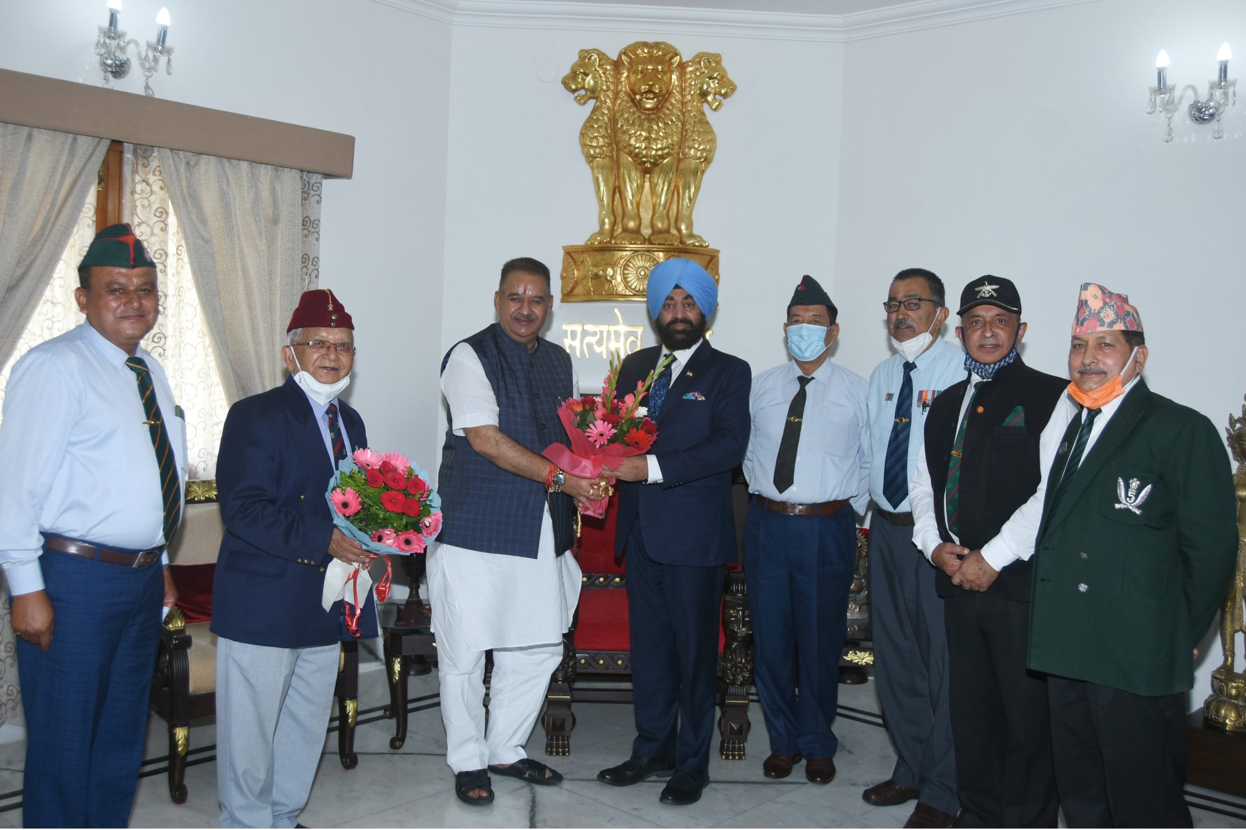 राजभवन में राज्यपाल लेफ्टिनेंट जनरल श्री गुरमीत सिंह सेवानिवृत्त से शिष्टाचार मुलाकात करते हुए कैबिनेट मंत्री श्री गणेश जोशी एवं पूर्व सैनिक प्रतिनिधिमंडल