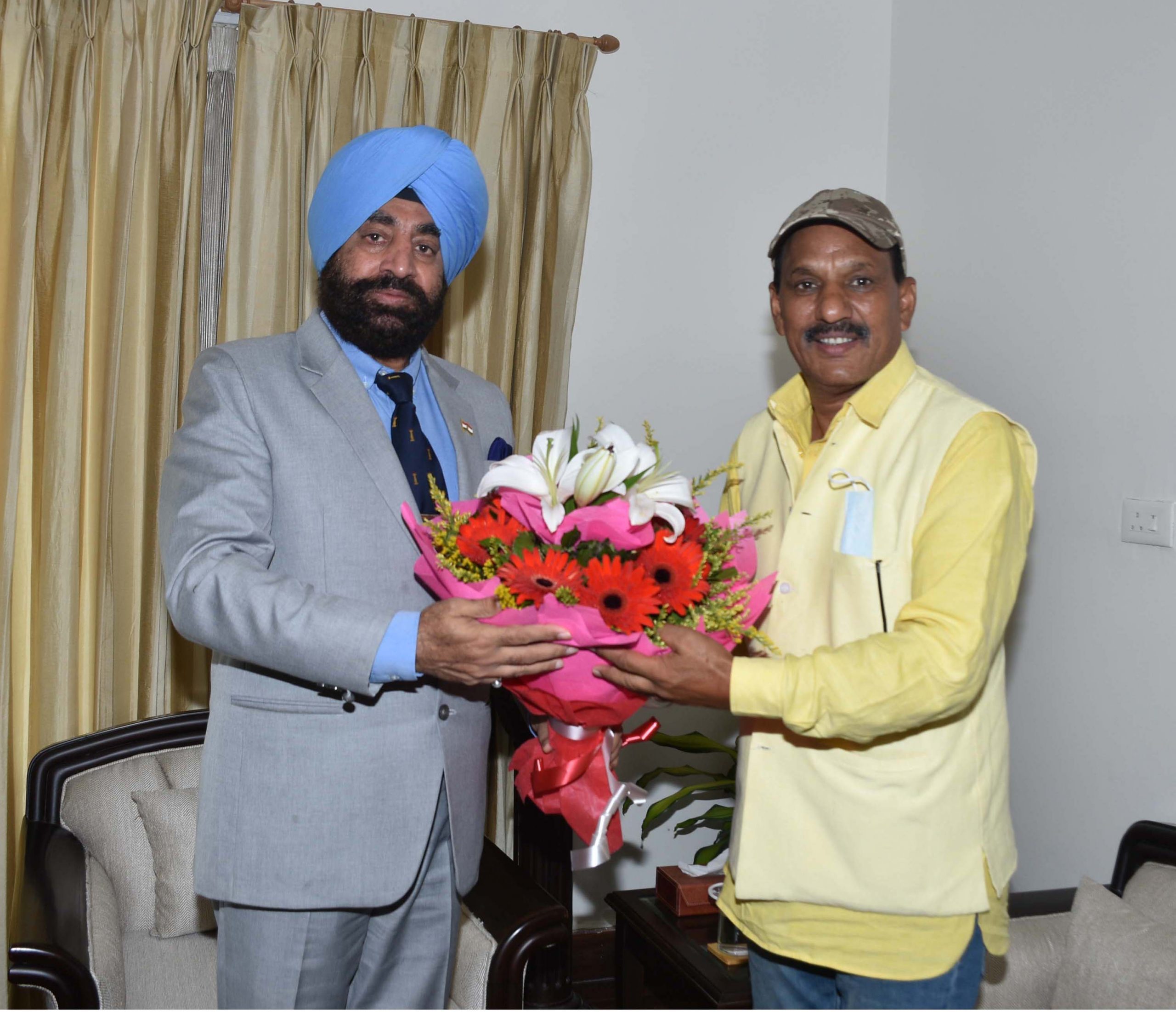 25-09-2021:Shri Puran Singh Fartyal MLA Lohaghat made courtesy call on Governor Lieutenant General (Retired) Shri Gurmit Singh at Raj Bhawan.